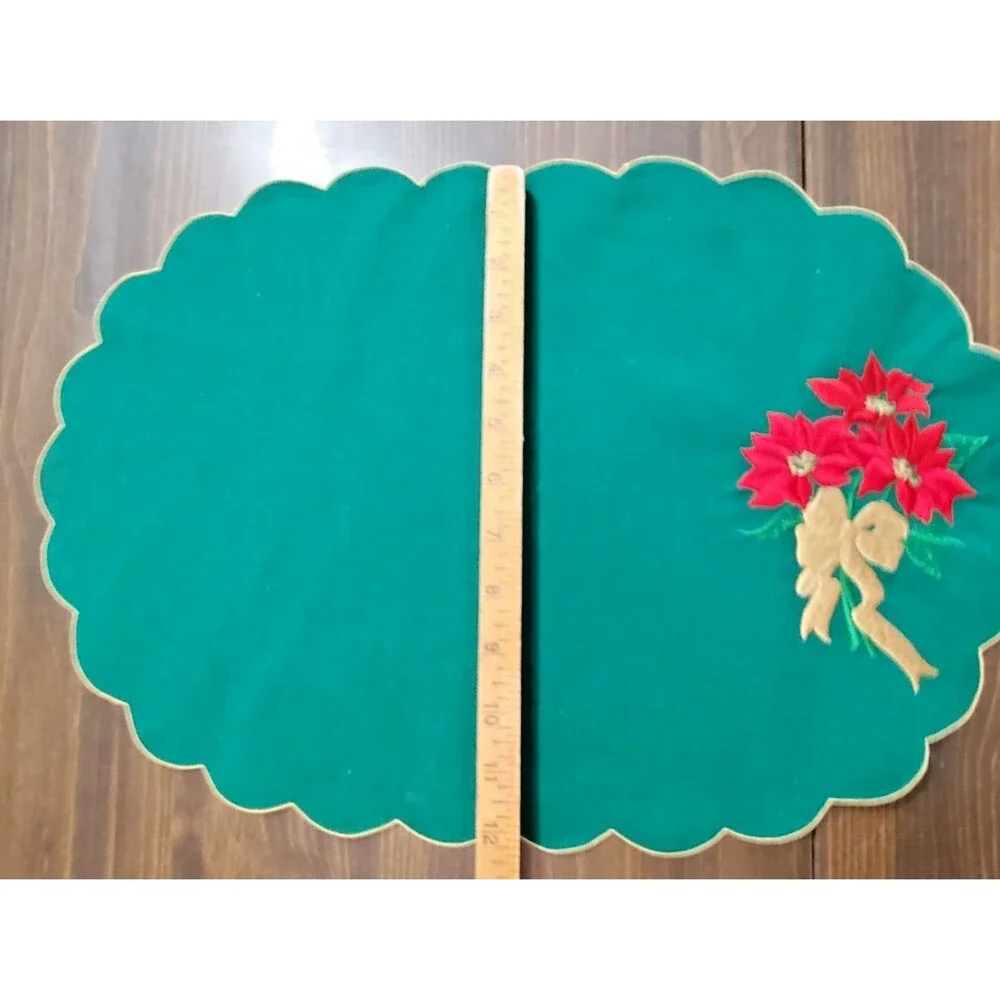Oval Doily Placemat Green Embroidery Scalloped Poinsettias Christmas 12x18